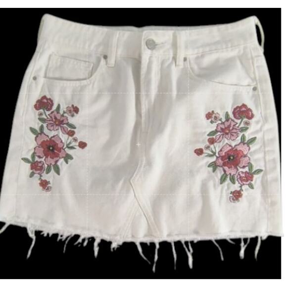PacSun Embroidered Mini Skirt Women's Size 26 White Denim Fringe Hem Zip Front - Picture 3 of 16